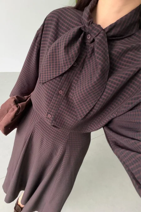 طقم قميص وتنورة كاروهات مع فولار