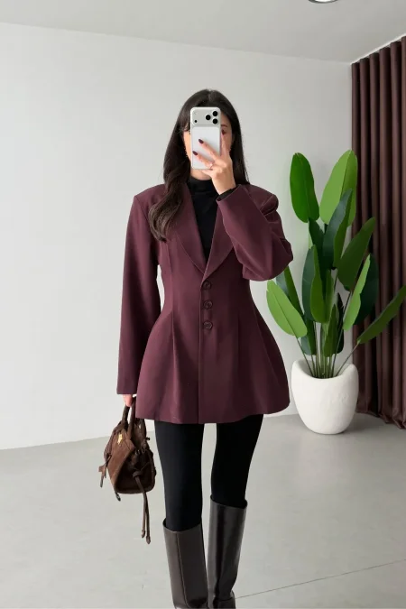 بليزر أنيق بقصّة تبرز الخصر، يمنحك إطلالة راقية وعصرية في كل مناسبة