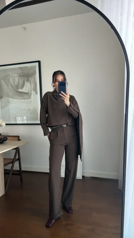 طقم بنطلون مع قميص وسكارف