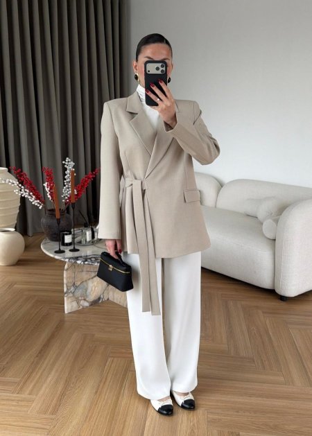 بليزر مع ربطة