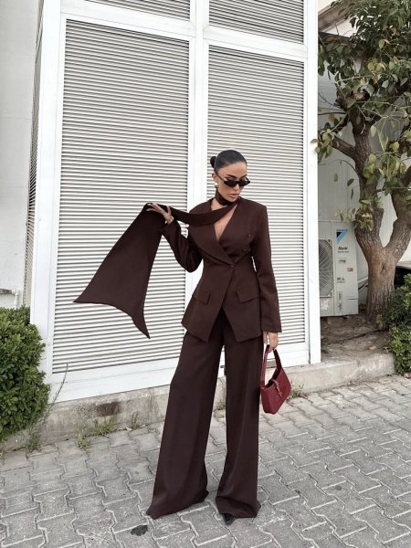 طقم بنطلون مع بليزر وسكارف طويل