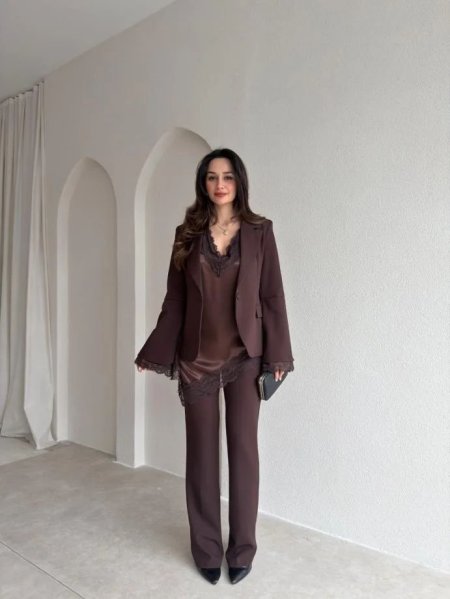 طقم بليزر مع بنطلون مع دانتيل